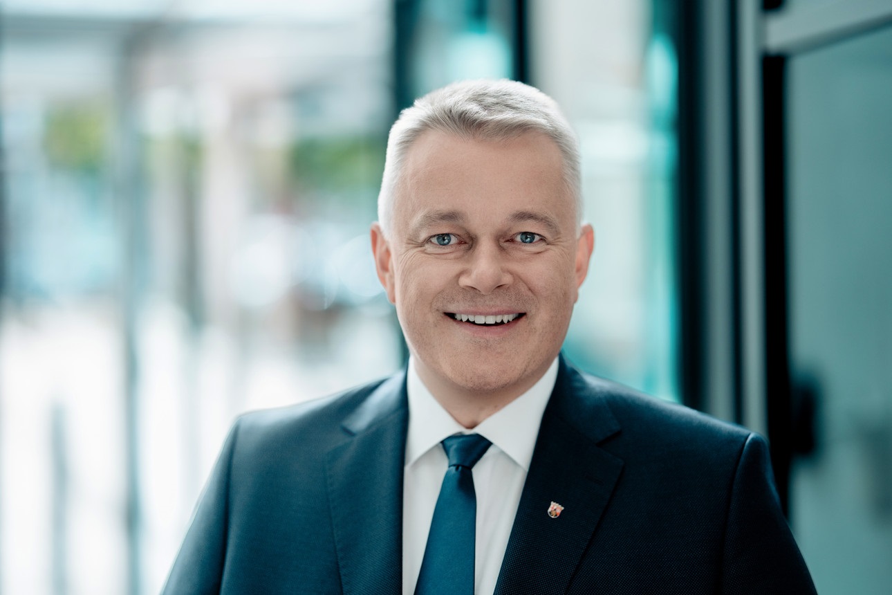 Portraitfoto Ministerpräsident Gordon Schnieder