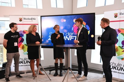 Demokratie_12102023ks_519_Podiumsbühne_Schule der Zukunft 2