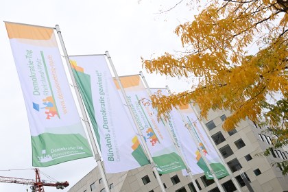 Demokratie_12102023ks_604_Fridtjof-Nansen-Platz_Flaggen