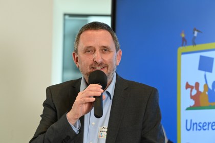 Demokratie_12102023ks_645_Podiumsbühne_Abschied 2