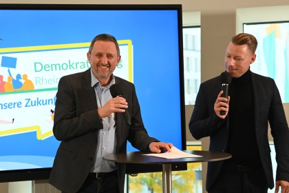 Demokratie_12102023ks_648_Podiumsbühne_Abschied 3