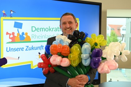 Demokratie_12102023ks_694_Podiumsbühne_Abschied 10