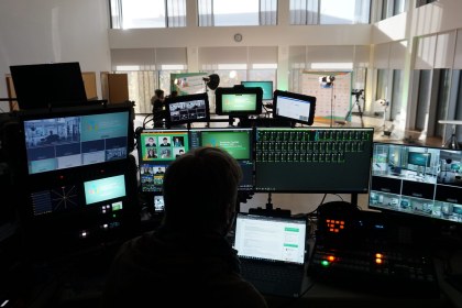 Bildschirme hinter den Kulissen der Veranstaltung