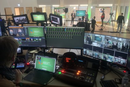 Bildschirme hinter den Kulissen des Auftritts von Heartbeat Edutainment