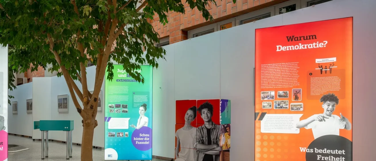 Ausstellung „Demokratie stärken – Rechtsextremismus bekämpfen“ am Veldenz-Gymnasium in Lauterecken